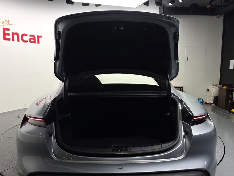 2022 Porsche Taycan Base photo 20