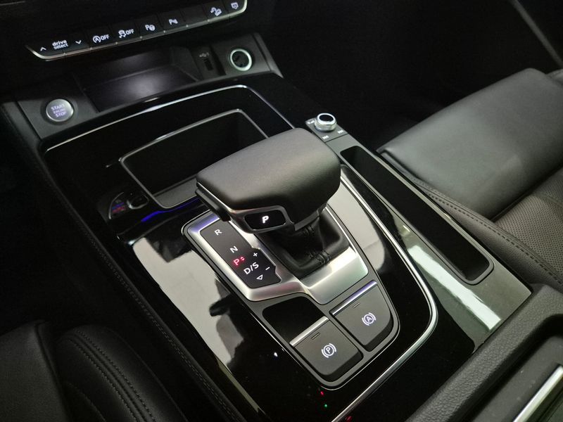 2024 Audi Q5 45 TFSI Quattro Premium photo 9