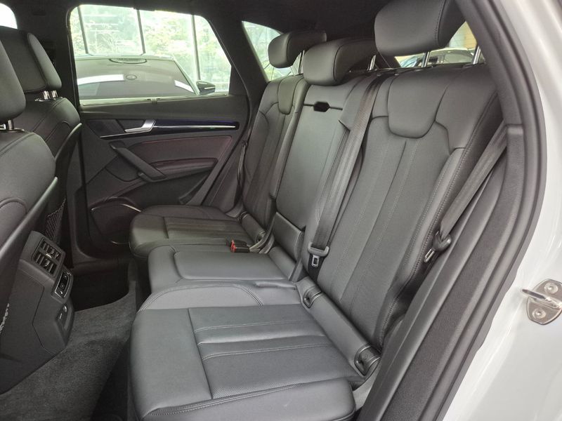 2024 Audi Q5 45 TFSI Quattro Premium photo 11