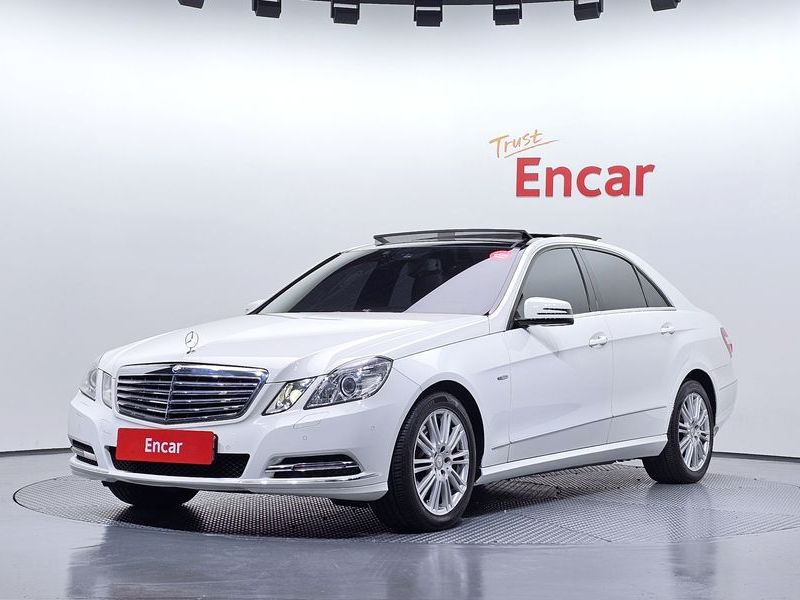 2012 Mercedes-Benz E-Class E300 Elegance photo 1