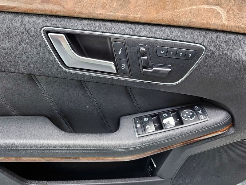 2012 Mercedes-Benz E-Class E300 Elegance photo 16