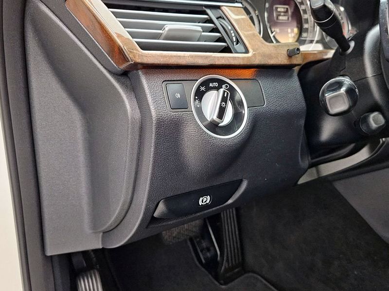 2012 Mercedes-Benz E-Class E300 Elegance photo 18