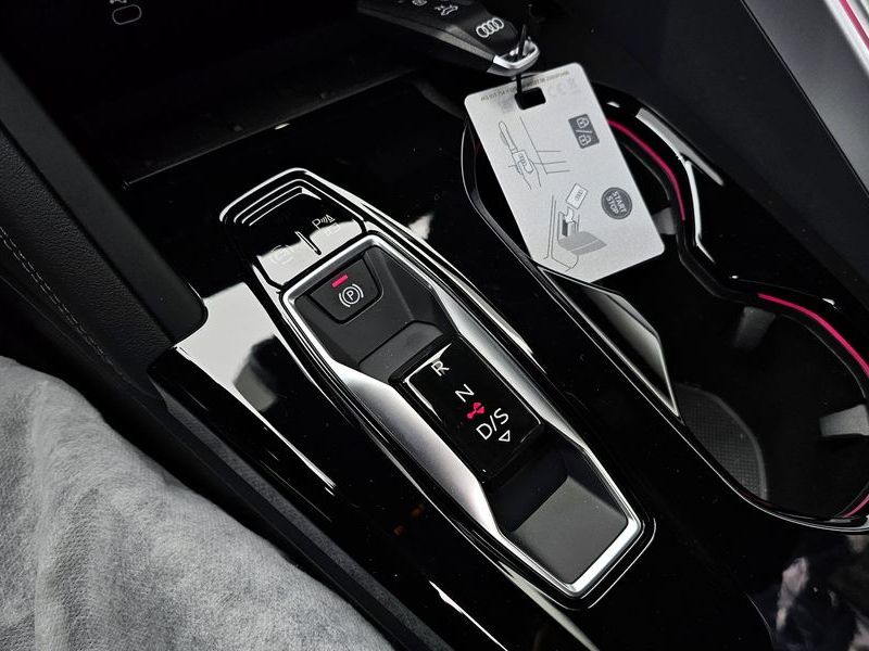 2025 Audi Q5 40 TDI Quattro S Line Black Edition photo 9