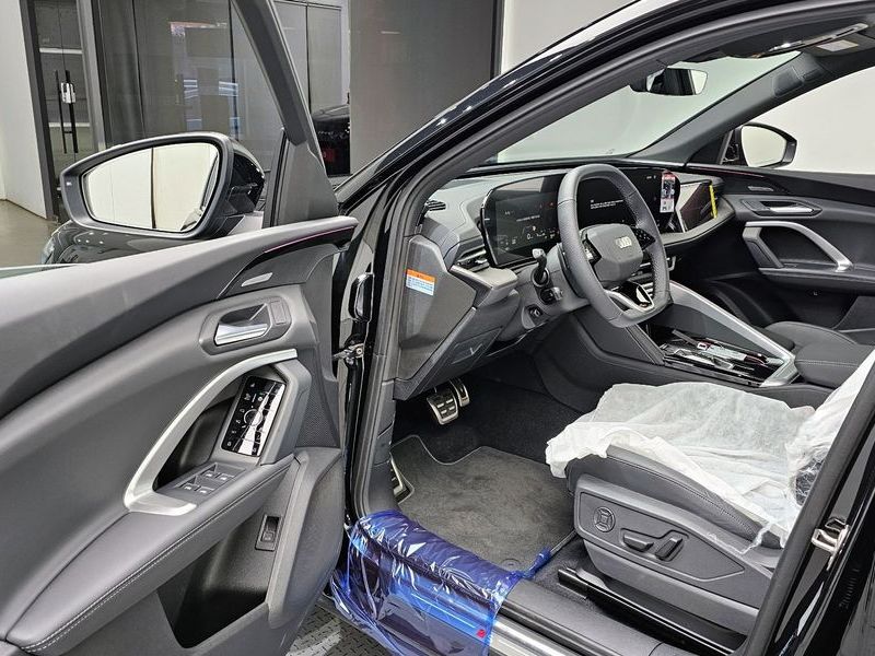 2025 Audi Q5 40 TDI Quattro S Line Black Edition photo 10