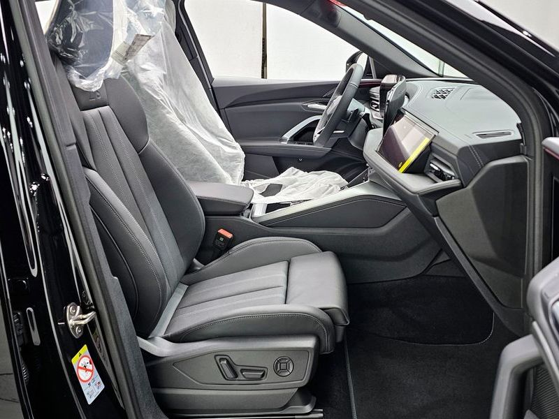 2025 Audi Q5 40 TDI Quattro S Line Black Edition photo 11