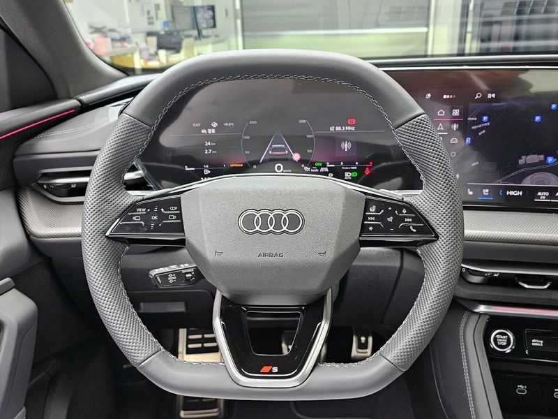 2025 Audi Q5 40 TDI Quattro S Line Black Edition photo 14