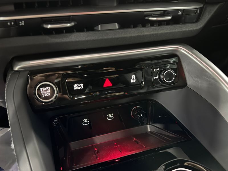 2025 Audi Q5 40 TDI Quattro S Line Black Edition photo 9