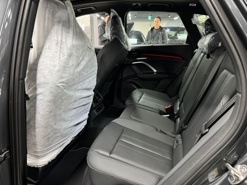 2025 Audi Q5 40 TDI Quattro S Line Black Edition photo 11