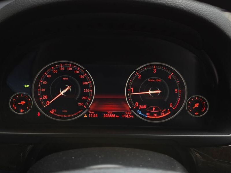 2013 BMW 5 Series 520d photo 8