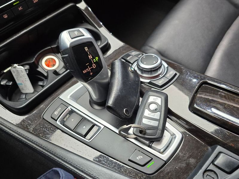 2013 BMW 5 Series 520d photo 9