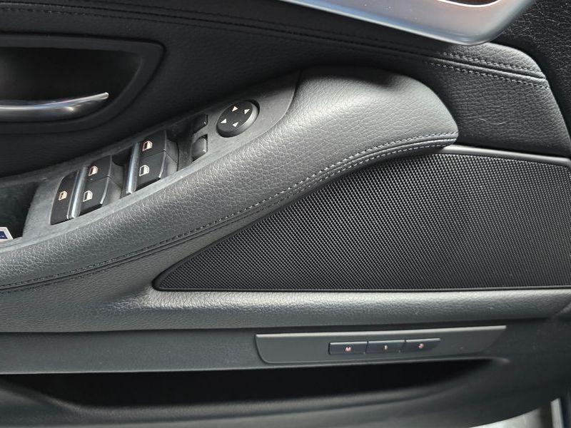 2013 BMW 5 Series 520d photo 14