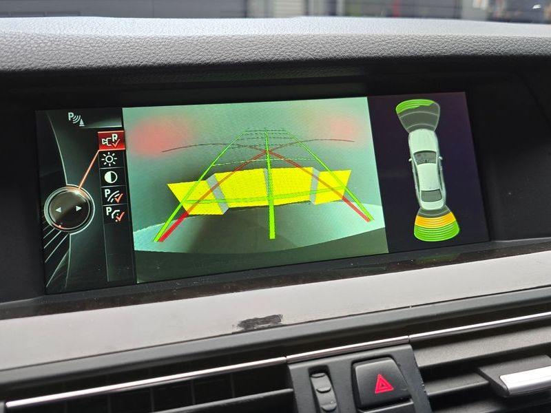 2013 BMW 5 Series 520d photo 16