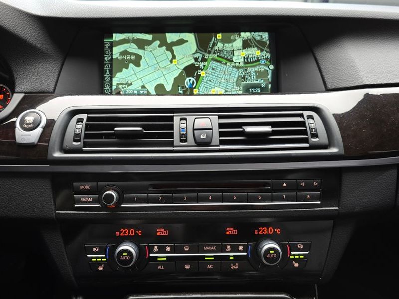 2013 BMW 5 Series 520d photo 17