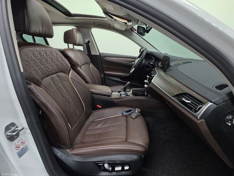 2019 BMW 5 Series 530i xDrive Luxury Plus photo 10