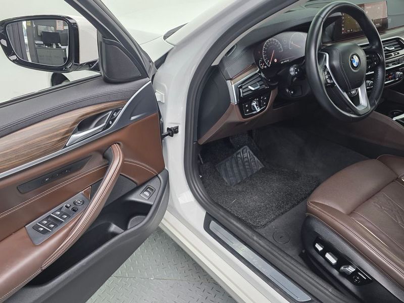 2019 BMW 5 Series 530i xDrive Luxury Plus photo 13