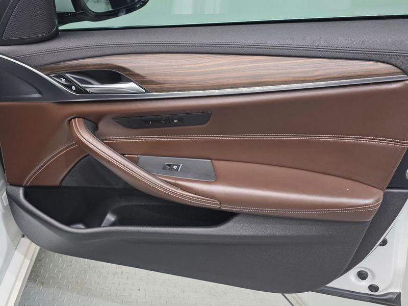 2019 BMW 5 Series 530i xDrive Luxury Plus photo 24