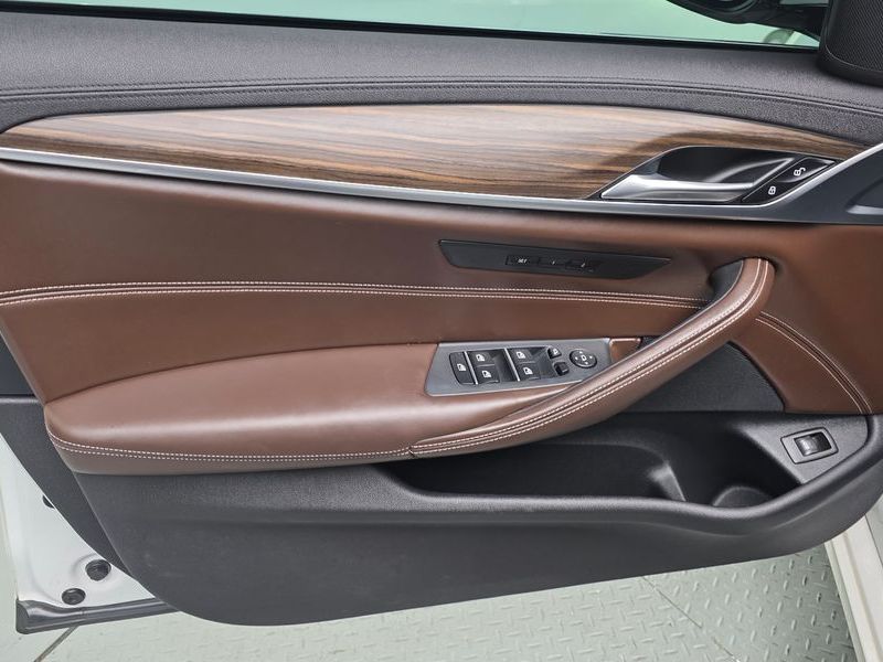 2019 BMW 5 Series 530i xDrive Luxury Plus photo 25