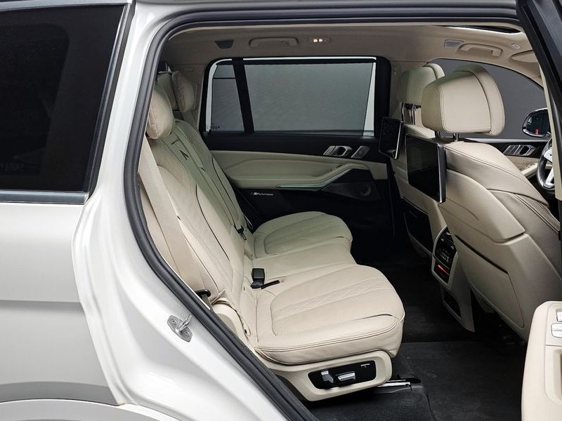 2022 BMW X7 xDrive 40i Design Pure Excellence 7-Seater photo 11