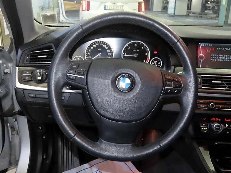 2013 BMW 5 Series 520d photo 8