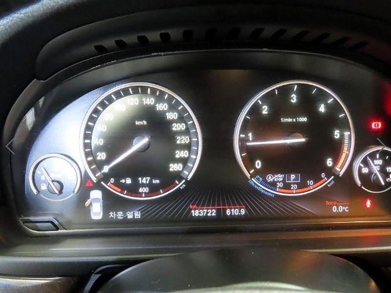 2013 BMW 5 Series 520d photo 9