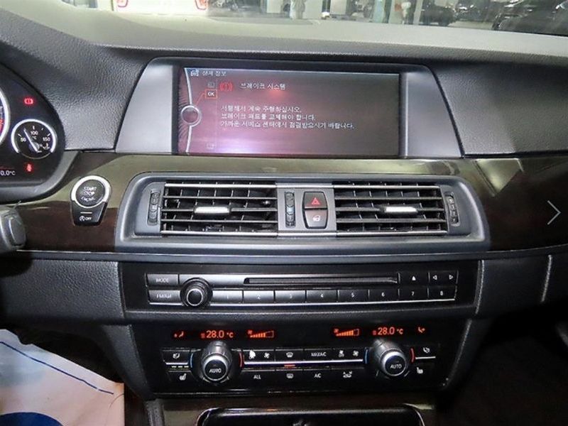 2013 BMW 5 Series 520d photo 11