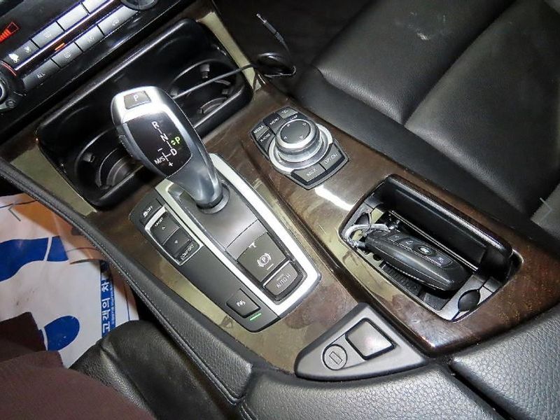 2013 BMW 5 Series 520d photo 12