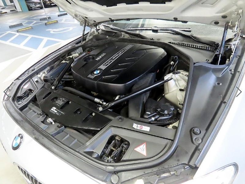 2013 BMW 5 Series 520d photo 19
