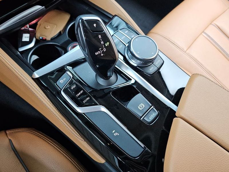 2020 BMW 5 Series 520i Luxury photo 9