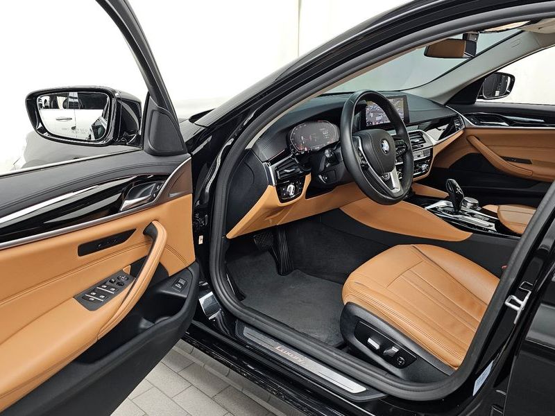 2020 BMW 5 Series 520i Luxury photo 10