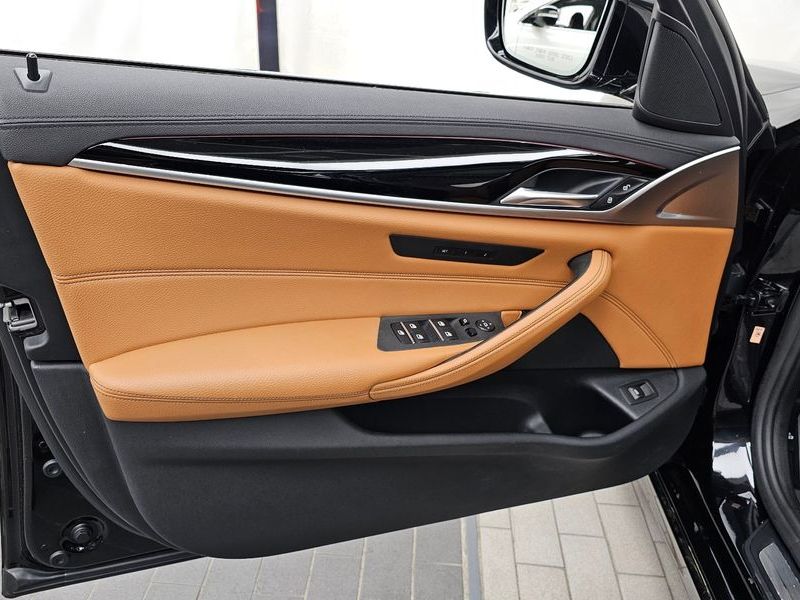2020 BMW 5 Series 520i Luxury photo 24