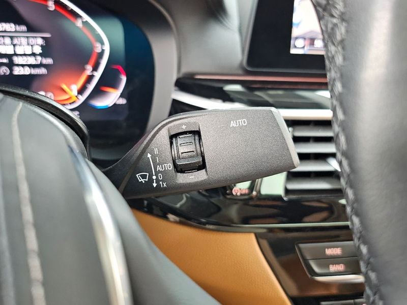 2020 BMW 5 Series 520i Luxury photo 29