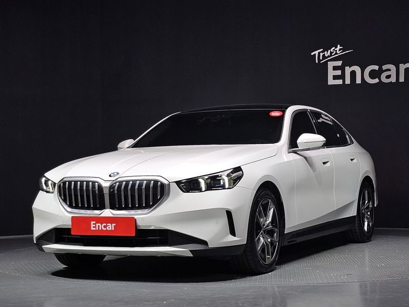2024 BMW 5 Series 520i photo 1