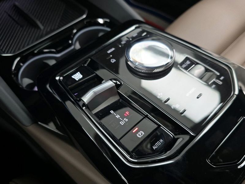 2024 BMW 5 Series 520i photo 9
