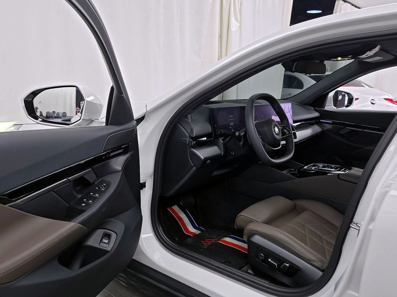 2024 BMW 5 Series 520i photo 10