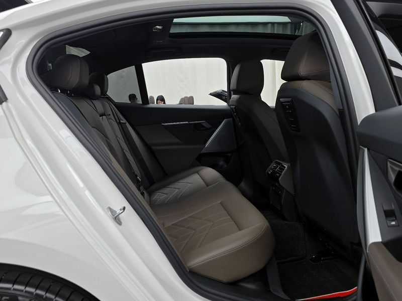 2024 BMW 5 Series 520i photo 11
