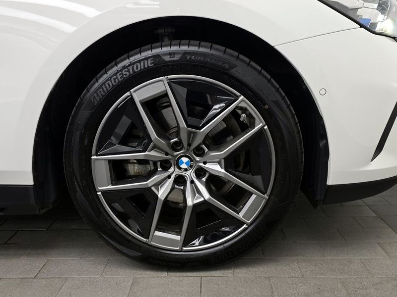 2024 BMW 5 Series 520i photo 21