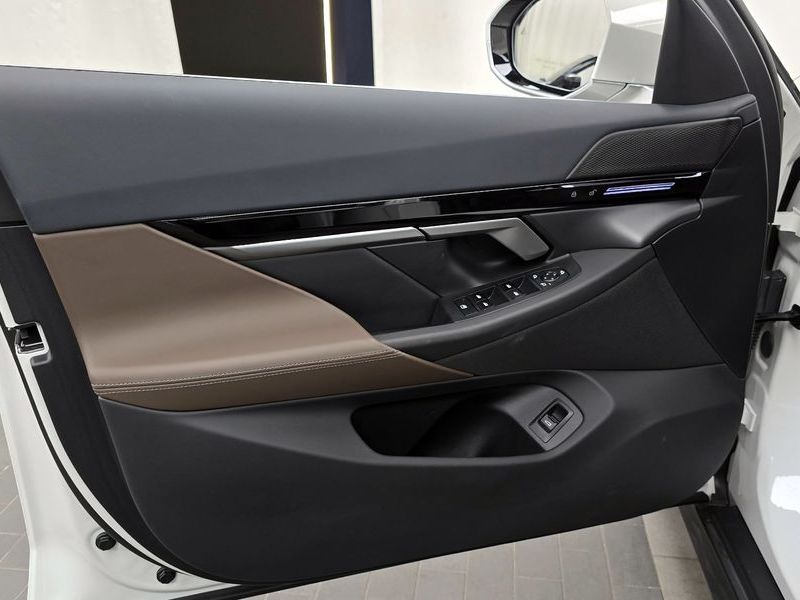 2024 BMW 5 Series 520i photo 24