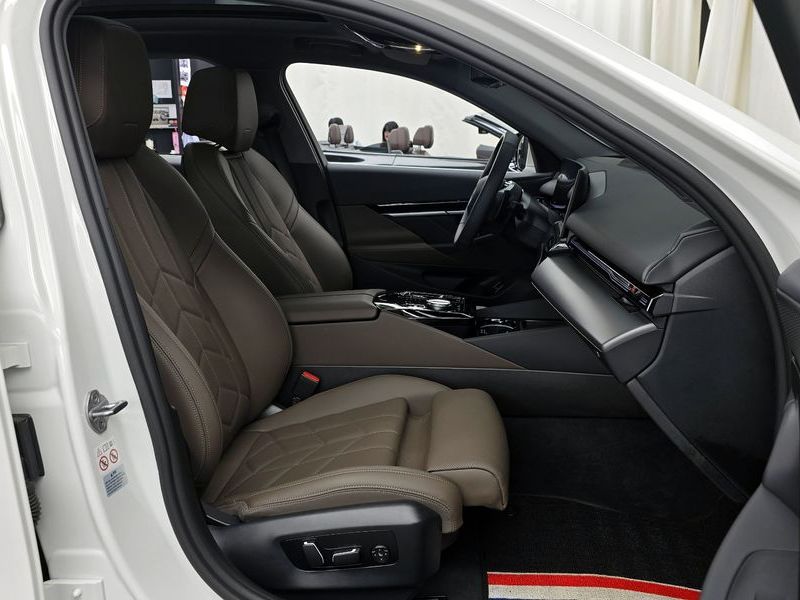 2024 BMW 5 Series 520i photo 26