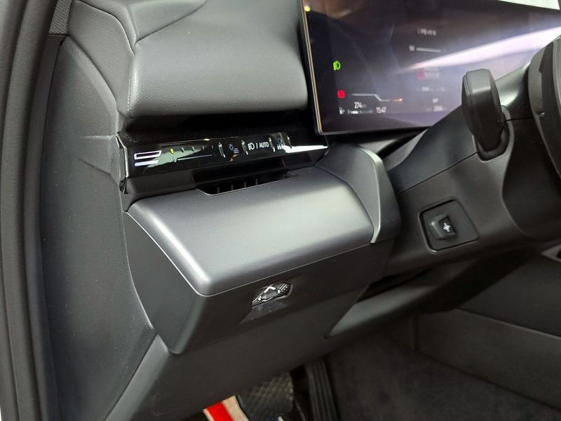 2024 BMW 5 Series 520i photo 30