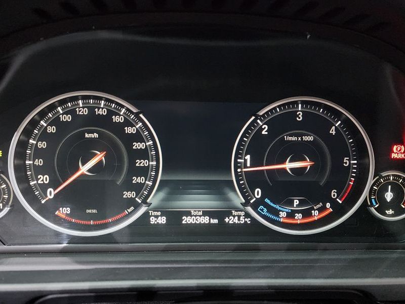 2013 BMW 5 Series 520d photo 8