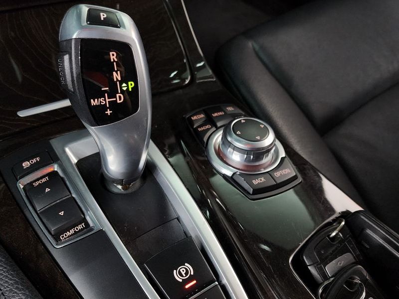 2013 BMW 5 Series 520d photo 9