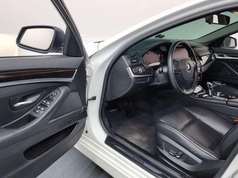 2013 BMW 5 Series 520d photo 10