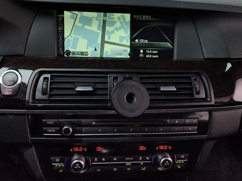 2013 BMW 5 Series 520d photo 12