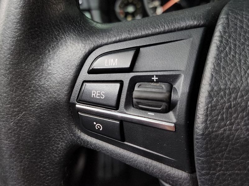 2013 BMW 5 Series 520d photo 16