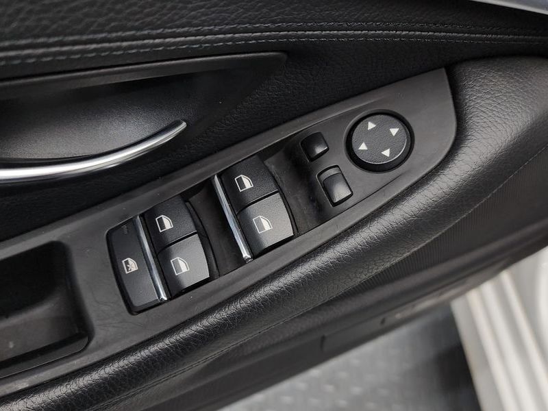 2013 BMW 5 Series 520d photo 19