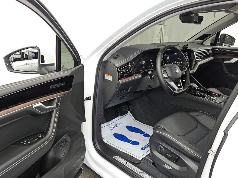 2026 Volkswagen Touareg 3.0 TDI Prestige photo 10