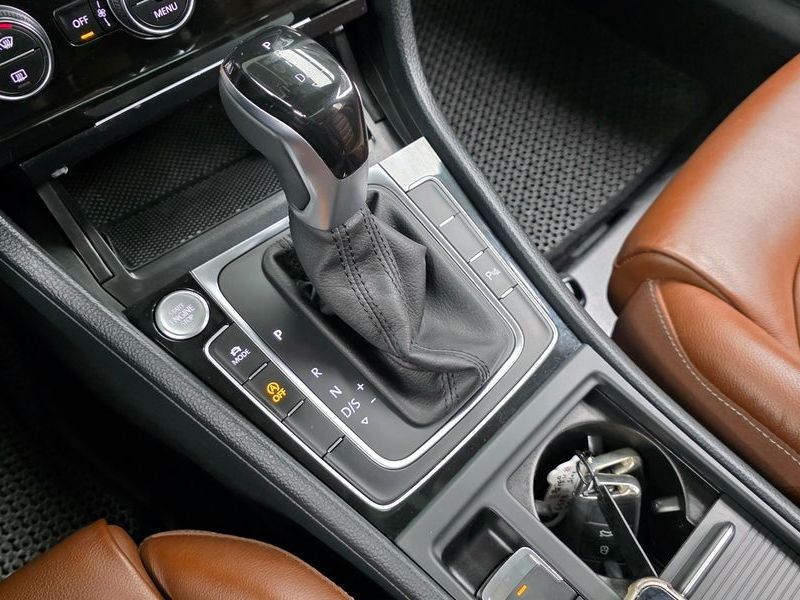 2015 Volkswagen Golf 2.0 TDI Premium photo 9