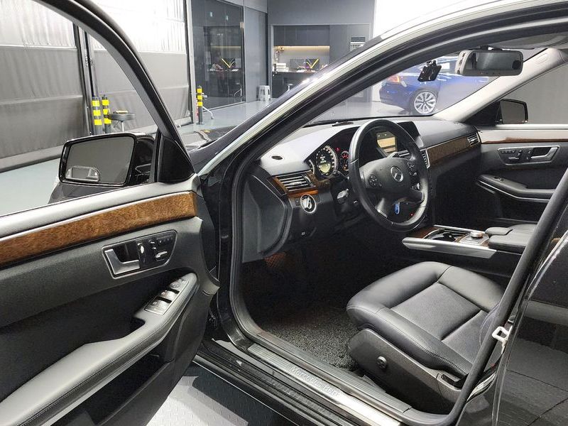 2012 Mercedes-Benz E-Class E200 CGI photo 10