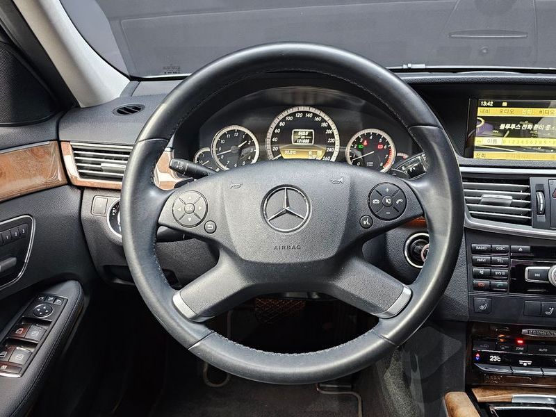 2012 Mercedes-Benz E-Class E300 Elegance photo 12