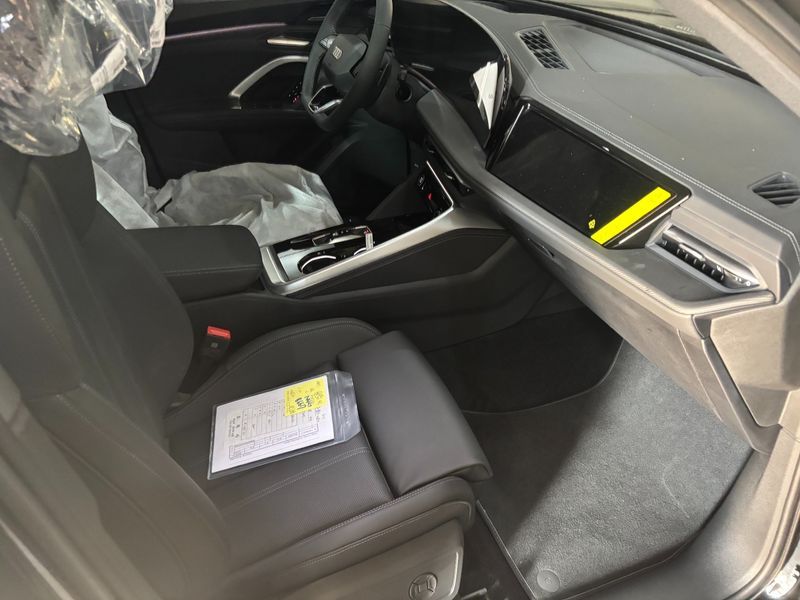 2025 Audi Q5 40 TDI Quattro S Line Black Edition photo 7